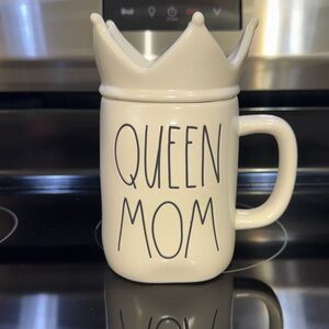 NWT, Rae Dunn, Queen mom mug with crown topper